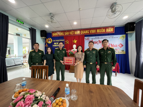 Bộ Tư lệnh Quân khu 5 đến thăm, tặng quà Dưỡng lão viên nhân dịp năm mới Xuân Quý Mão 2023