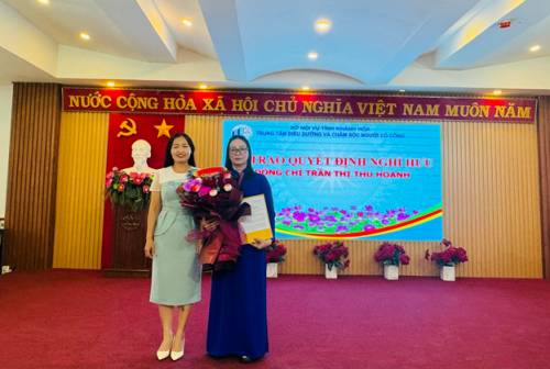TRUNG TÂM ĐIỀU DƯỠNG VÀ CHĂM SÓC NGƯỜI CÓ CÔNG  KHÁNH HÒA TỔ CHỨC LỄ TRAO QUYẾT ĐỊNH NGHỈ HƯỞNG  CHẾ ĐỘ HƯU TRÍ ĐỐI VỚI VIÊN CHỨC TRẦN THỊ THU HOANH