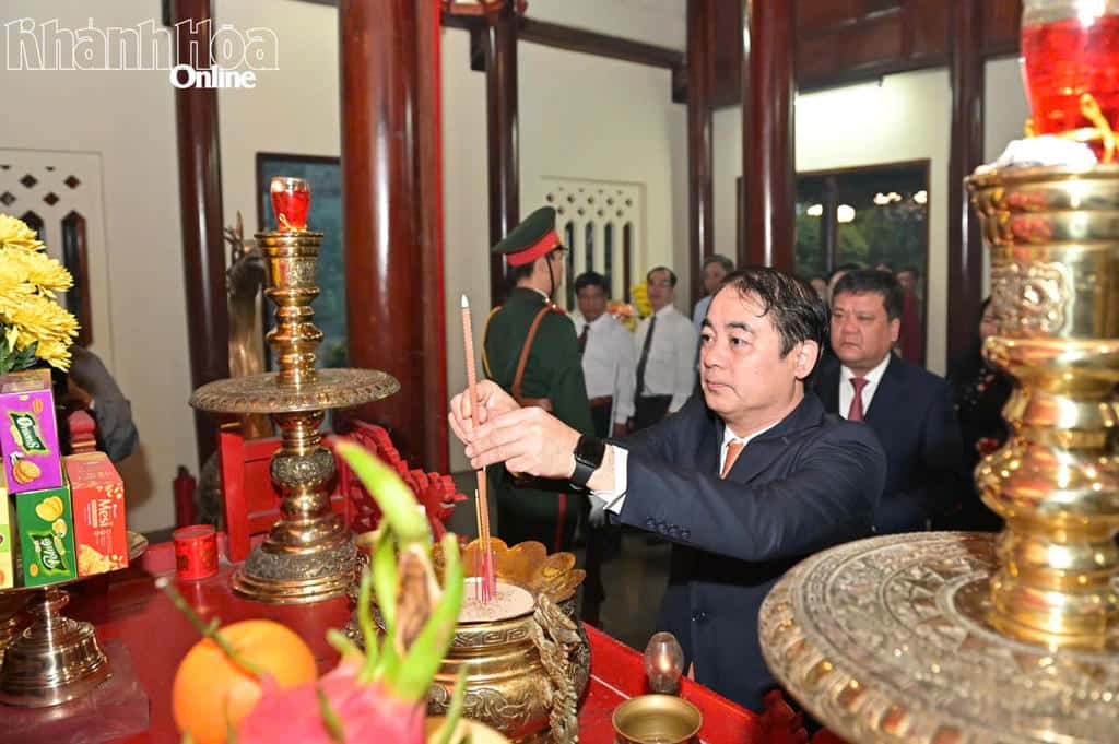 Lãnh đạo tỉnh Khánh Hòa đặt vòng hoa, dâng hương viếng Nghĩa trang liệt sĩ Hòn Dung