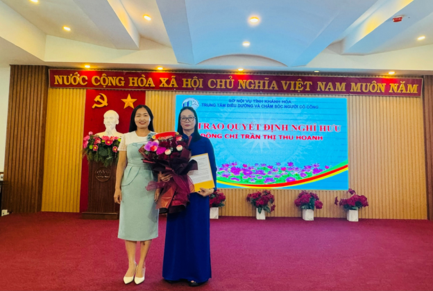 TRUNG TÂM ĐIỀU DƯỠNG VÀ CHĂM SÓC NGƯỜI CÓ CÔNG  KHÁNH HÒA TỔ CHỨC LỄ TRAO QUYẾT ĐỊNH NGHỈ HƯỞNG  CHẾ ĐỘ HƯU TRÍ ĐỐI VỚI VIÊN CHỨC TRẦN THỊ THU HOANH